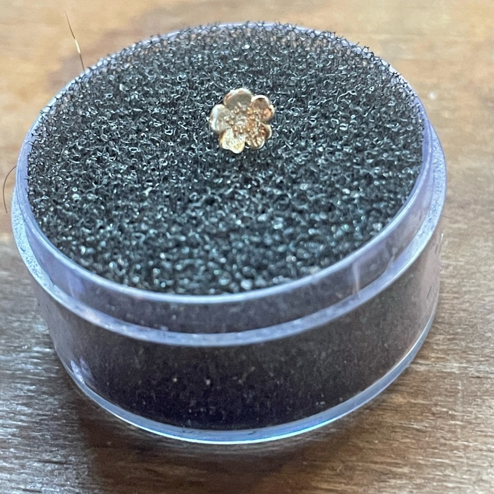 BVLA - Daisy Threadless end in Yellow Gold